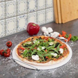 Pizzasteen met metalen houder